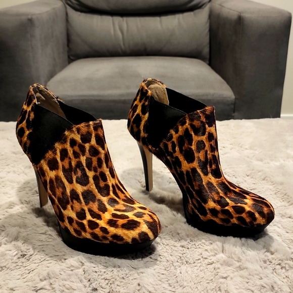 Women's INC International Concepts Leopard MuBoots(Excellent Condition) Size 7.5 - Picture 2 of 4